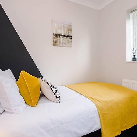 Cheerful 3 Bedroom Home With Parking Near Chester Saughall Esterno foto