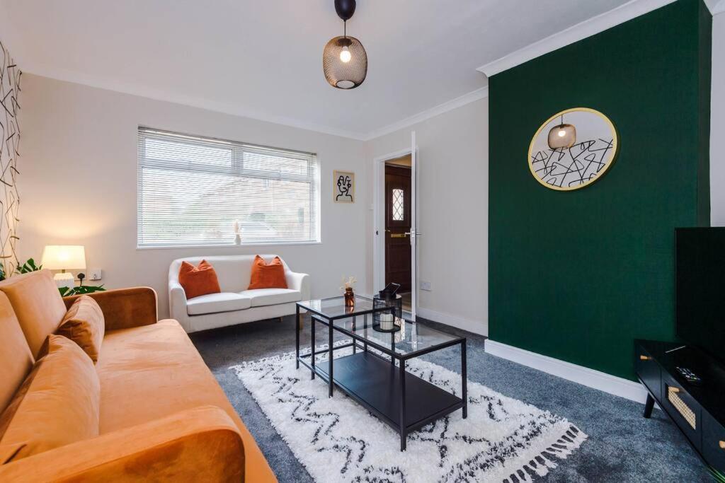 Cheerful 3 Bedroom Home With Parking Near Chester Saughall Esterno foto