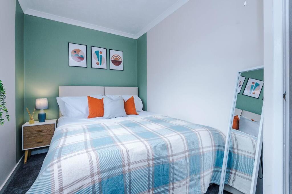 Cheerful 3 Bedroom Home With Parking Near Chester Saughall Esterno foto