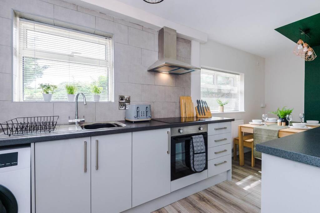 Cheerful 3 Bedroom Home With Parking Near Chester Saughall Esterno foto