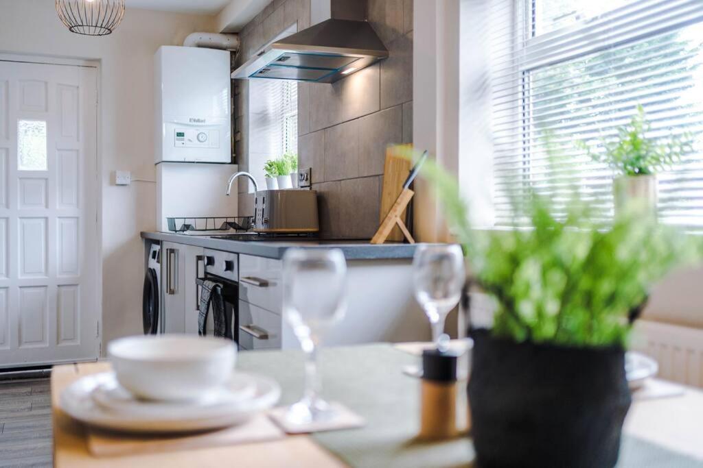 Cheerful 3 Bedroom Home With Parking Near Chester Saughall Esterno foto