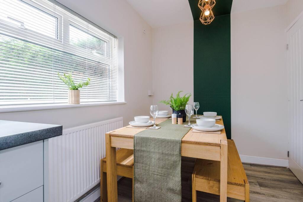 Cheerful 3 Bedroom Home With Parking Near Chester Saughall Esterno foto
