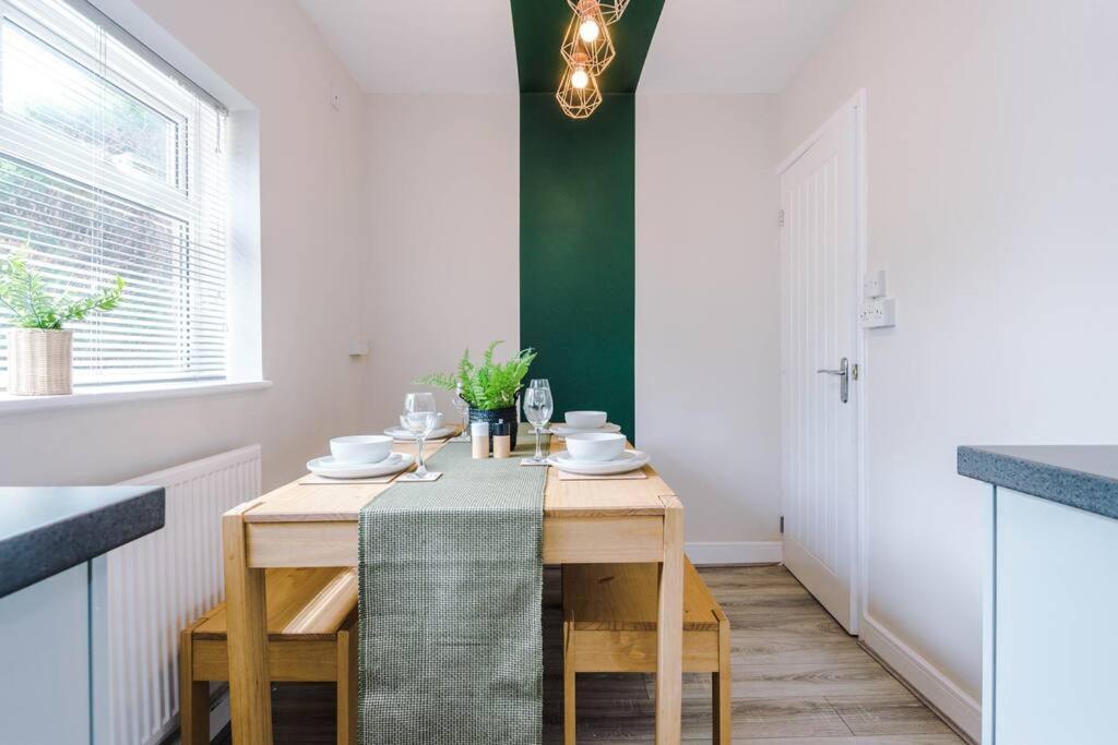 Cheerful 3 Bedroom Home With Parking Near Chester Saughall Esterno foto