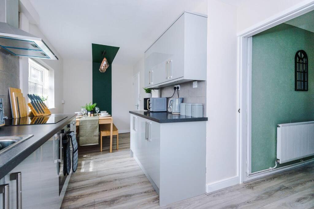 Cheerful 3 Bedroom Home With Parking Near Chester Saughall Esterno foto