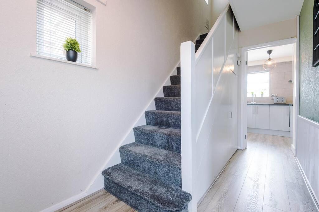 Cheerful 3 Bedroom Home With Parking Near Chester Saughall Esterno foto