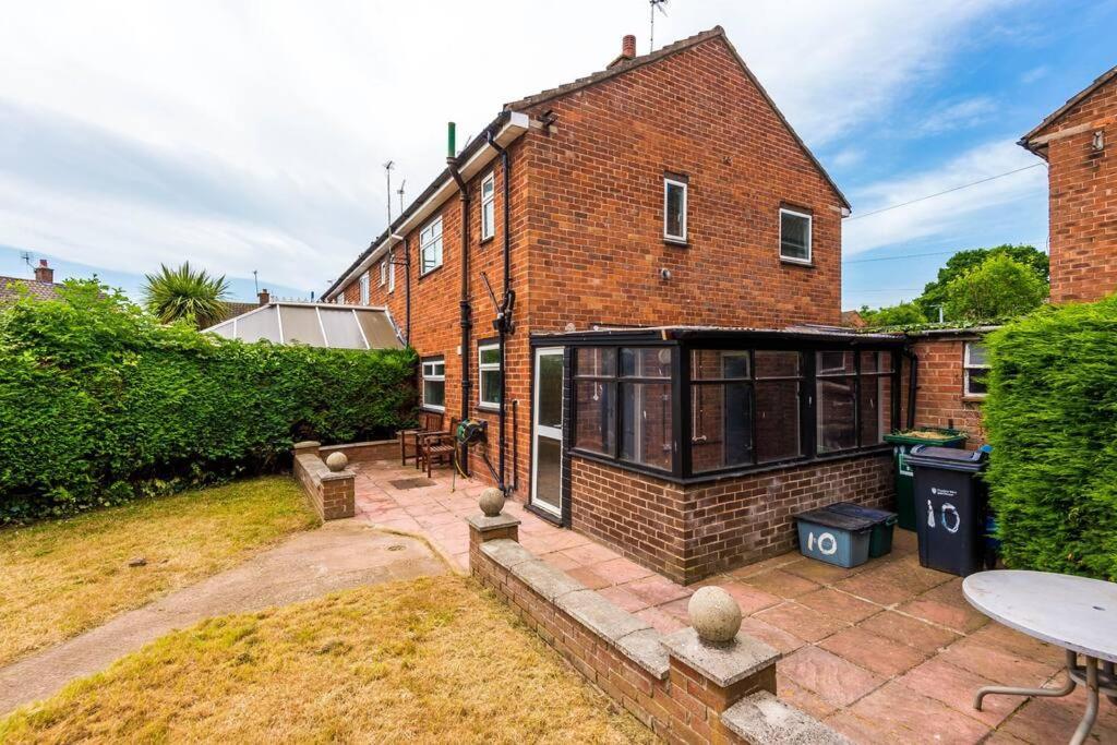 Cheerful 3 Bedroom Home With Parking Near Chester Saughall Esterno foto