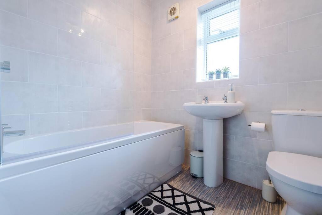 Cheerful 3 Bedroom Home With Parking Near Chester Saughall Esterno foto