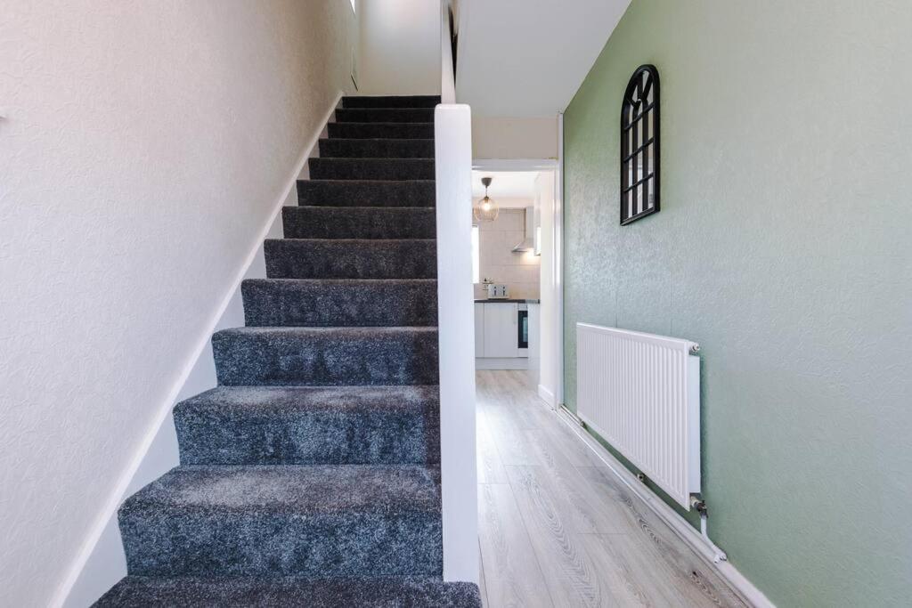Cheerful 3 Bedroom Home With Parking Near Chester Saughall Esterno foto
