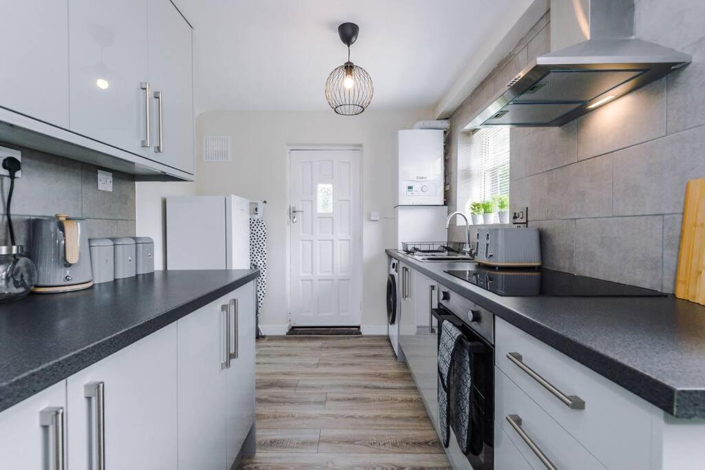 Cheerful 3 Bedroom Home With Parking Near Chester Saughall Esterno foto