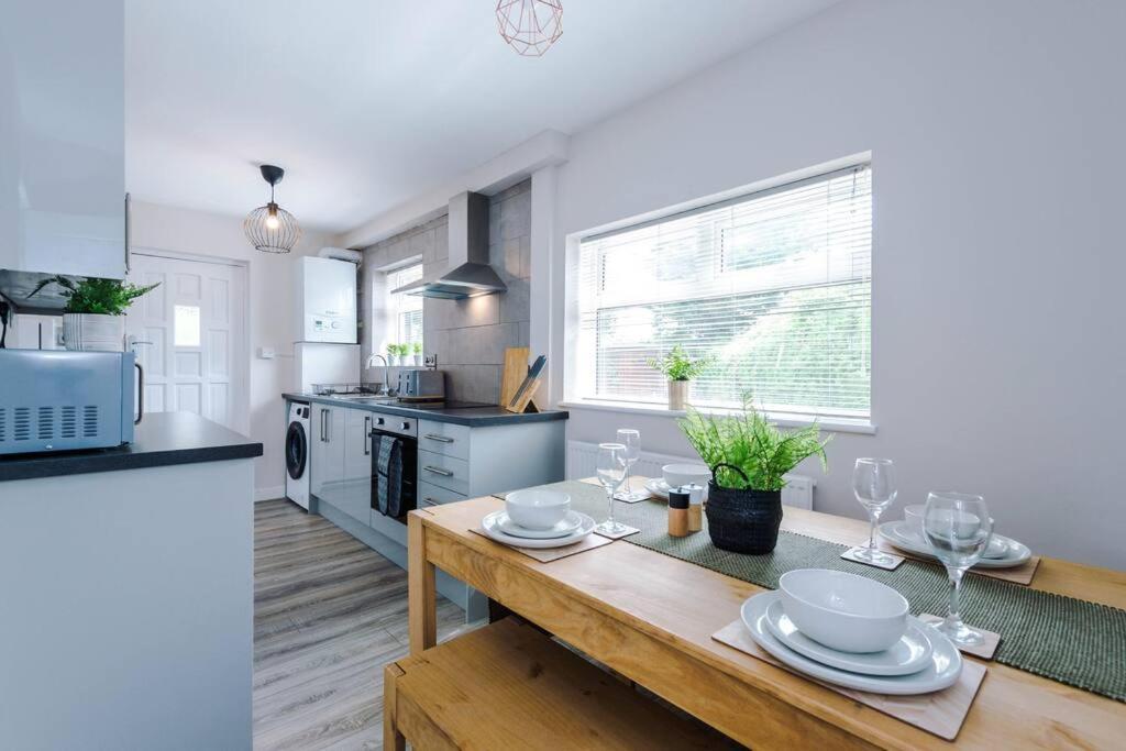 Cheerful 3 Bedroom Home With Parking Near Chester Saughall Esterno foto