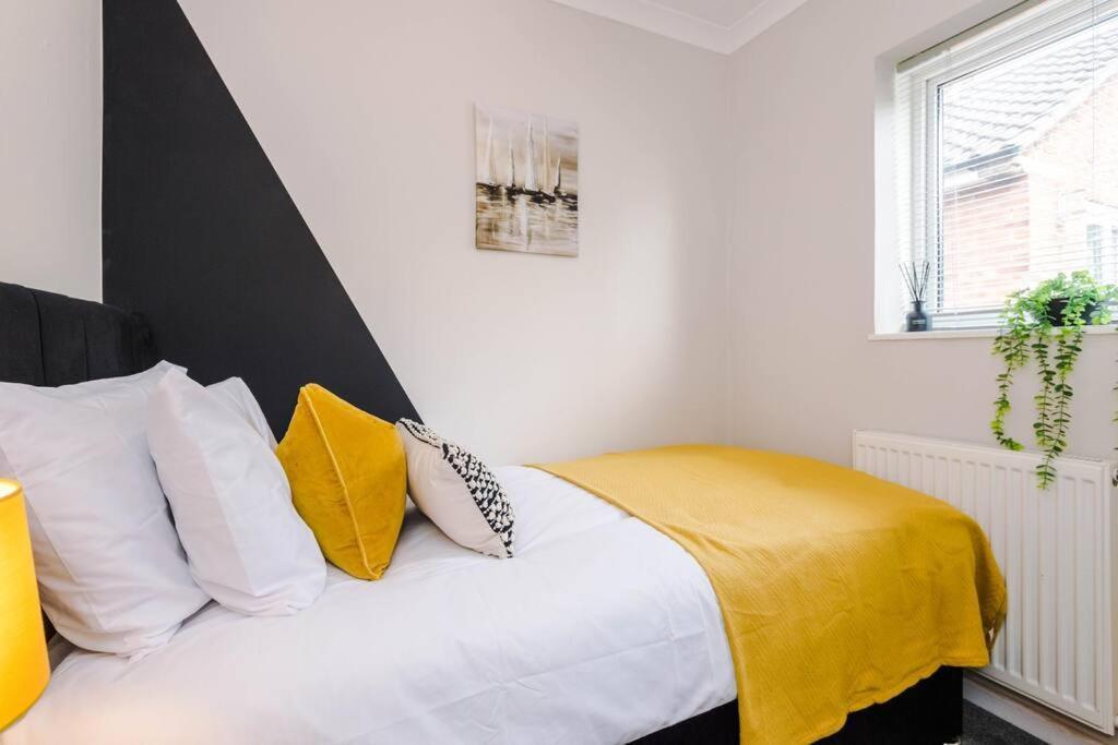 Cheerful 3 Bedroom Home With Parking Near Chester Saughall Esterno foto