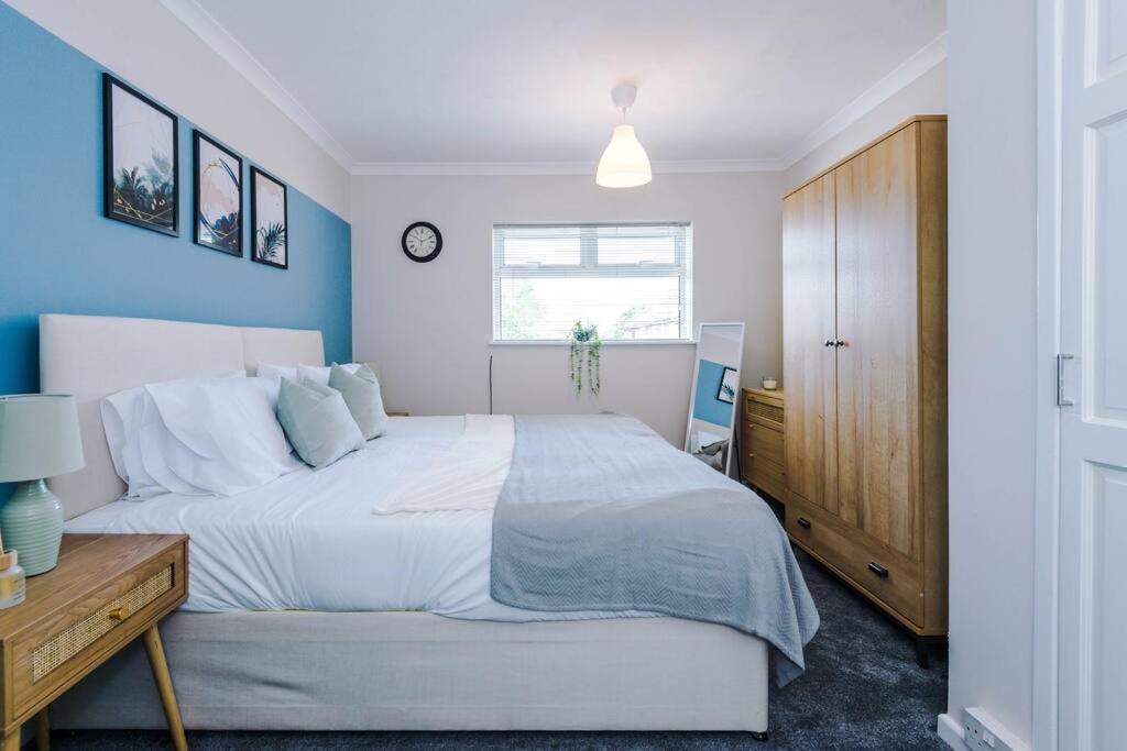 Cheerful 3 Bedroom Home With Parking Near Chester Saughall Esterno foto