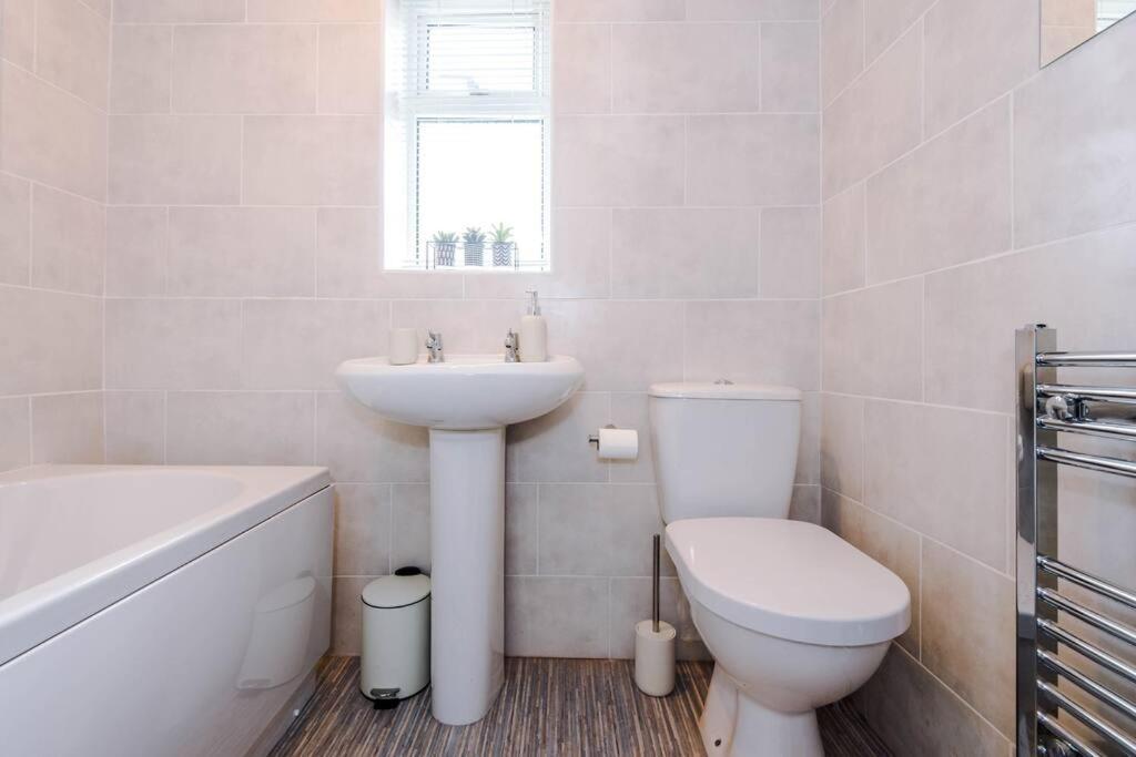 Cheerful 3 Bedroom Home With Parking Near Chester Saughall Esterno foto