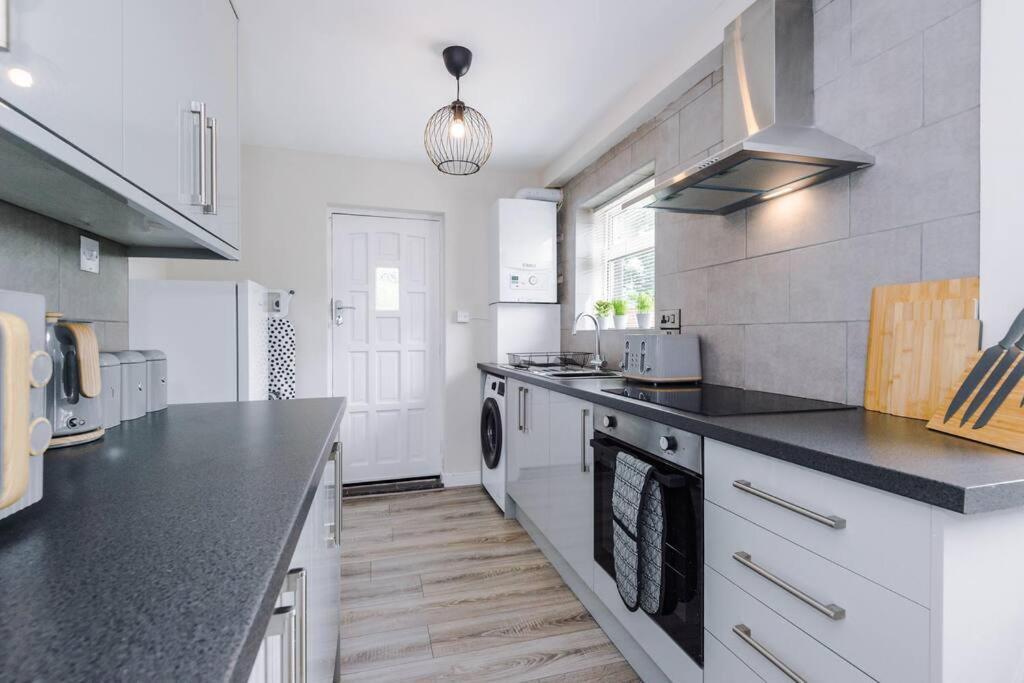 Cheerful 3 Bedroom Home With Parking Near Chester Saughall Esterno foto