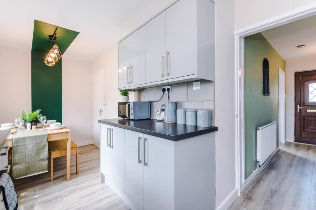 Cheerful 3 Bedroom Home With Parking Near Chester Saughall Esterno foto