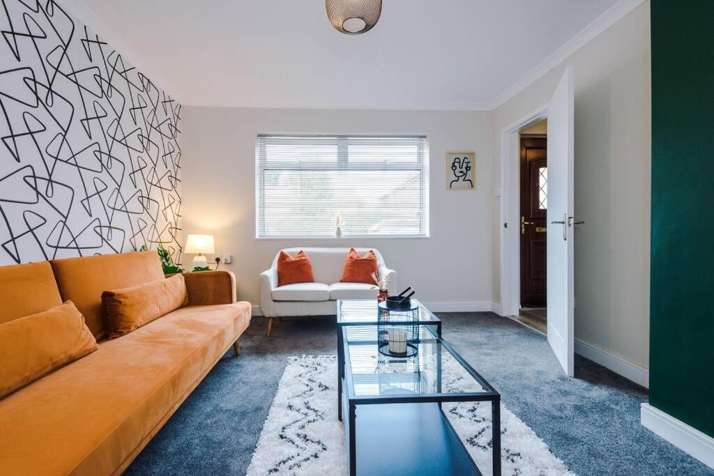 Cheerful 3 Bedroom Home With Parking Near Chester Saughall Esterno foto